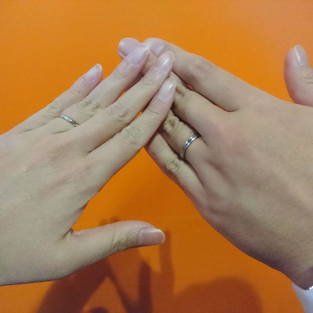 【銀座ダイヤモンドシライシの口コミ】 夫は、幅広でつや消し加工のもの、私は幅が狭くシンプルなデザインでダイ…