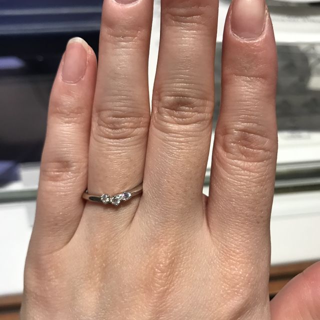 【銀座ダイヤモンドシライシの口コミ】 デザインはダイヤが３つついており、雰囲気的にハート型のように並んでい…