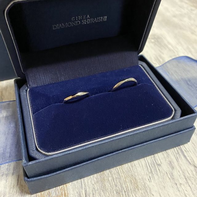 【銀座ダイヤモンドシライシの口コミ】 指の太さや長さが気になっていたので、ウェーブやV字のように動きのあるデ…