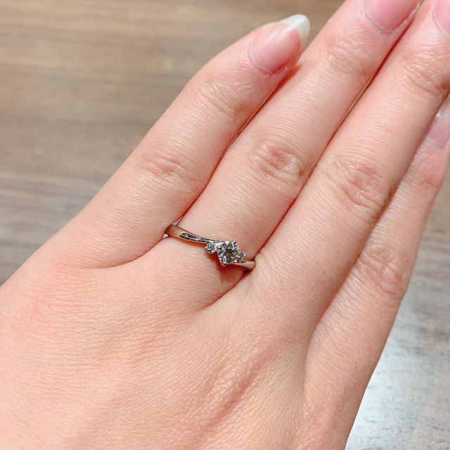 【アイプリモ(I-PRIMO)の口コミ】 くどくなく、寂しすぎない、スリーダイヤのデザイン。真ん中に0.2ctのキラ…