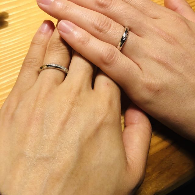 【銀座ダイヤモンドシライシの口コミ】 デザインと価格帯で決めました。
ダイヤの加減と、男性用にもダイヤが入っ…