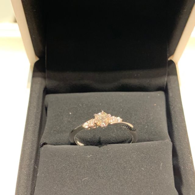 【I's stone(アイズストーン)の口コミ】 デザインがとても良く気に入ってます。
指にはめた時の感動がすごいです。…