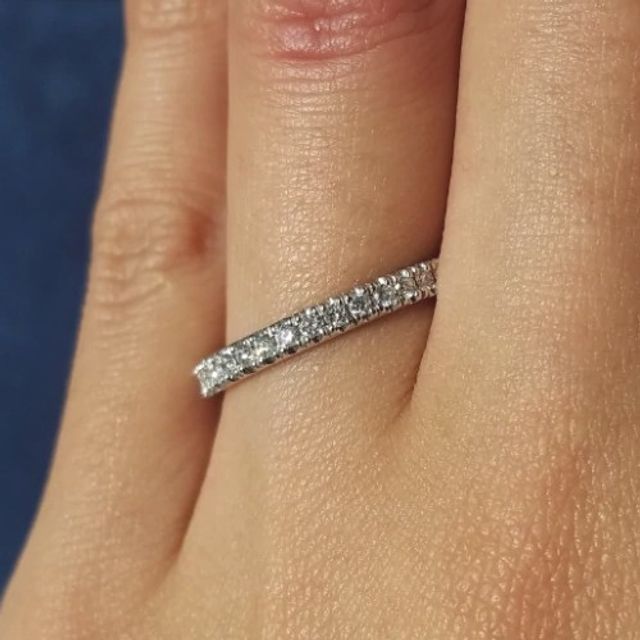 【4℃ BRIDAL(ヨンドシーブライダル)の口コミ】 リングのラインがすっきりとしておりシンプルでどんなファッションにも合…