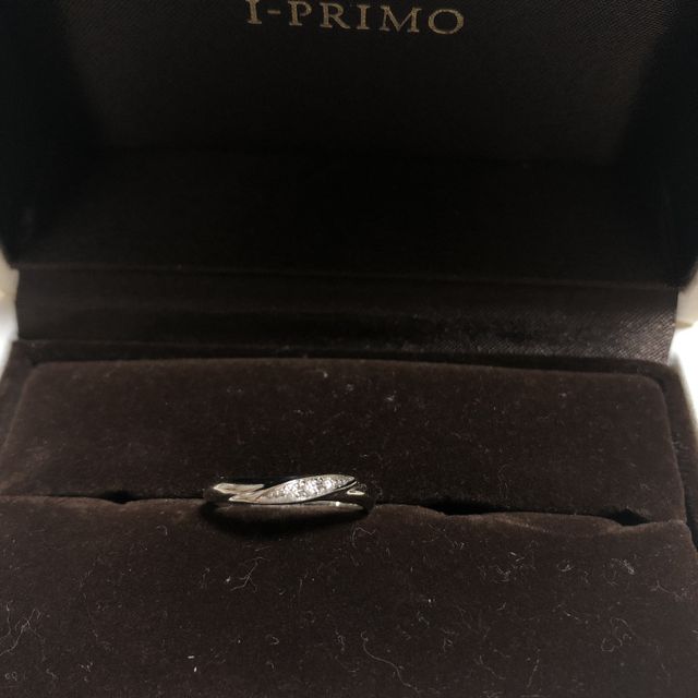 【アイプリモ(I-PRIMO)の口コミ】 指にはめていて違和感がなく滑らかなところ。あとは婚約指輪とダブル付け…