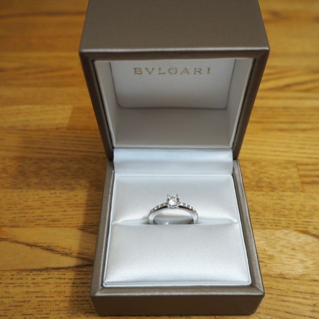【ブルガリ(BVLGARI)の口コミ】 結婚指輪をシンプルで飽きの来ないデザインにしたかったので、婚約指輪は…
