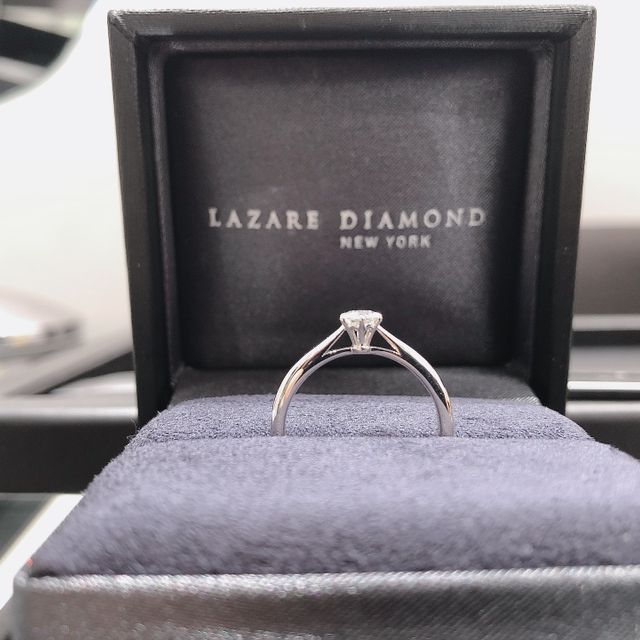 【ラザール ダイヤモンド(LAZARE DIAMOND)の口コミ】 ダイヤのカッティングに力を入れているブランドなので、その輝きをより引…