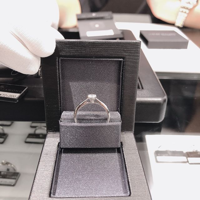 【ラザール ダイヤモンド(LAZARE DIAMOND)の口コミ】 ダイヤのカッティングに力を入れているブランドなので、その輝きをより引…