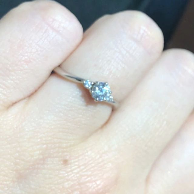 【銀座ダイヤモンドシライシの口コミ】 メレダイヤが付きウェーブラインがきれいな婚約指輪を探しており、こちら…