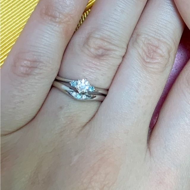 【銀座ダイヤモンドシライシの口コミ】 センターダイヤモンドのサイドにメレダイヤが付いているデザインが気に入…