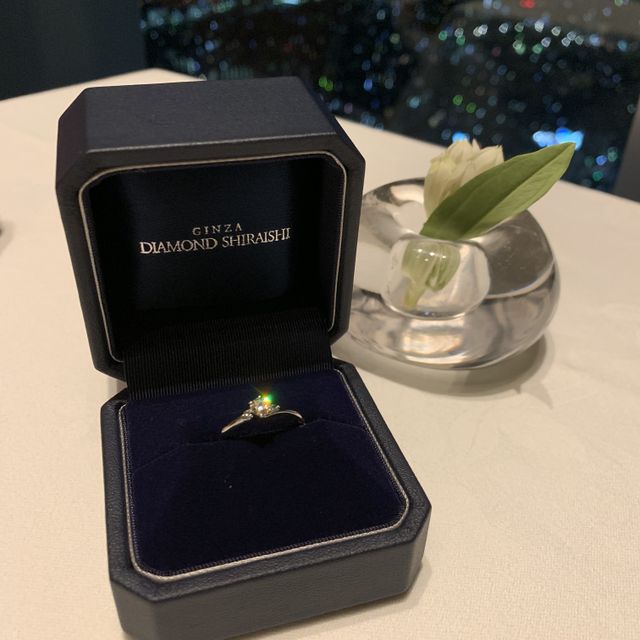 【銀座ダイヤモンドシライシの口コミ】 センターダイヤモンドのサイドにメレダイヤが付いているデザインが気に入…
