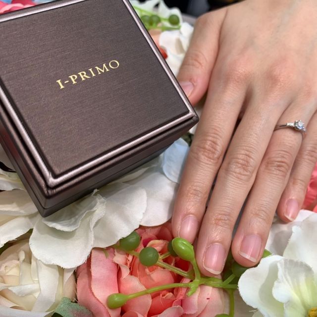 【アイプリモ(I-PRIMO)の口コミ】 メインのダイヤの両サイドに小さなダイヤが4石ついており、見た目も可愛く…