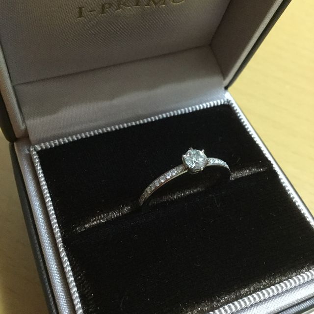 【アイプリモ(I-PRIMO)の口コミ】 決め手は３つ。一生飽きないシンプルなデザイン、結婚指輪と重ね付けした…