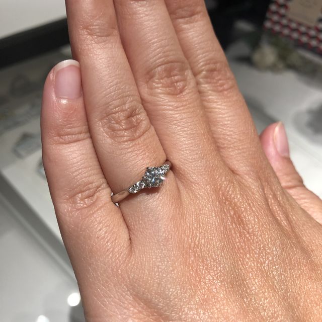 【銀座ダイヤモンドシライシの口コミ】 ダイヤモンド一石の物が良いと思い、見せてもらいましたが他にも色々と付…