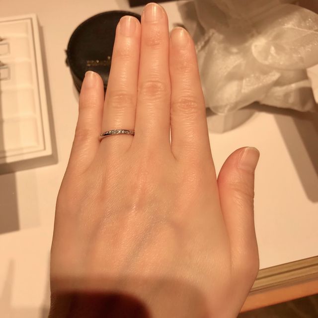 【銀座ダイヤモンドシライシの口コミ】 多くの人の特徴である「小指に向かって左下がりの指」に対して、こちらの…