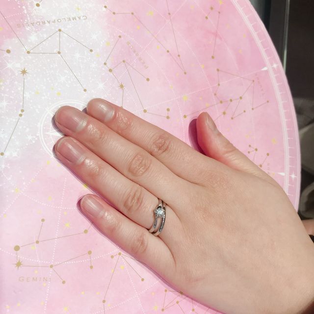 【アイプリモ(I-PRIMO)の口コミ】 婚約指輪と重ねて結婚指輪をつけたかったので、婚約指輪と同じウェーブラ…