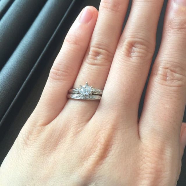 【エクセルコダイヤモンド(EXELCO DIAMOND)の口コミ】 婚約指輪はウェーブタイプでセンターのダイヤモンドの存在感がしっかりと…