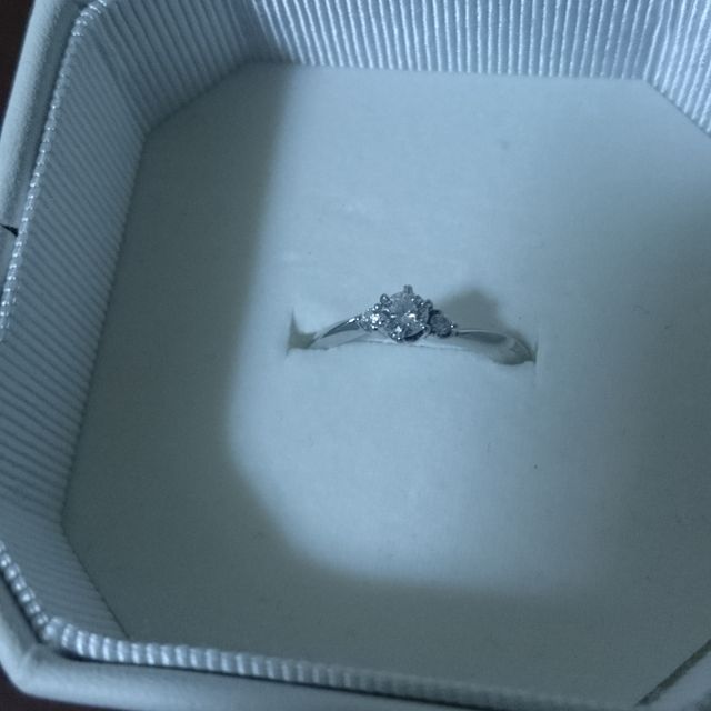 【4℃ BRIDAL(ヨンドシーブライダル)の口コミ】 同じようなデザインの太さ違い・ダイヤの配置違いなど沢山試着させていた…