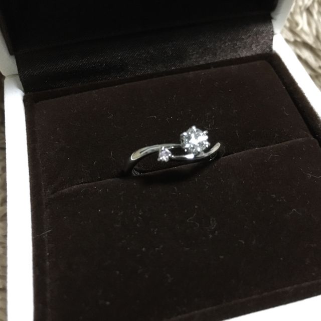 【アイプリモ(I-PRIMO)の口コミ】 いろんな指輪を見るうちに、ピンクダイヤが付いた婚約指輪が欲しいと思い…