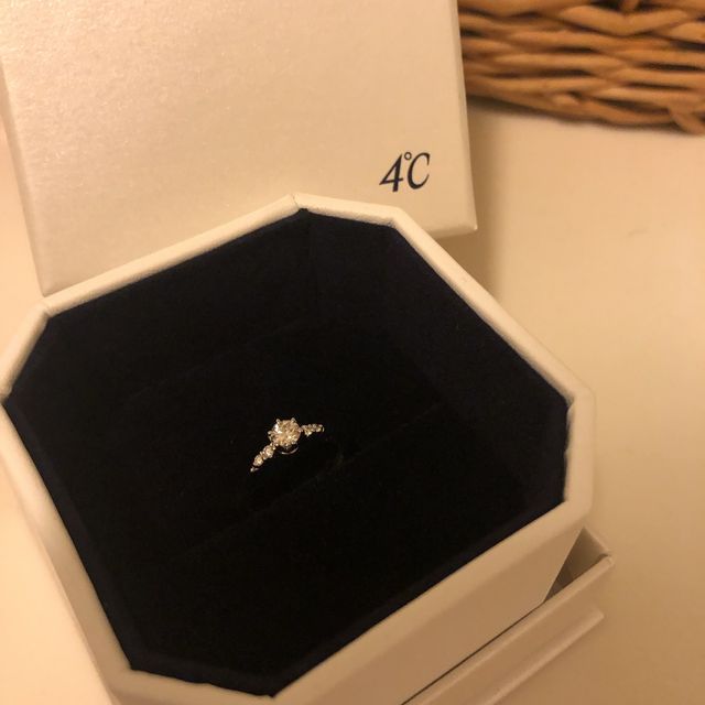 【4℃ BRIDAL(ヨンドシーブライダル)の口コミ】 指輪のデザインに一目惚れし、とても気に入った。指輪の内側に刻印ができ…