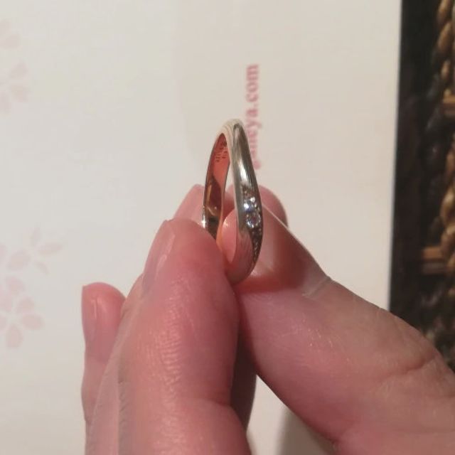 【杢目金屋(もくめがねや)の口コミ】 ウェーブタイプで丸みがあるので指に馴染みやすくつけ心地が良いのが特徴…