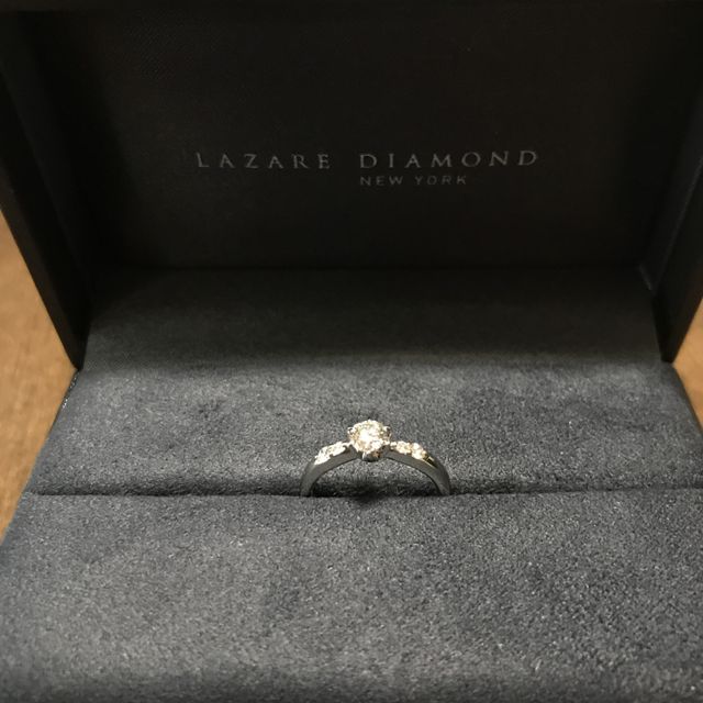 【ラザール ダイヤモンド(LAZARE DIAMOND)の口コミ】 リングの周りにもダイヤモンドを散りばめたかったので、ダイヤモンドの輝…