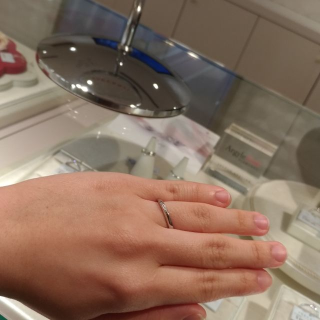 【TRECENTI(トレセンテ)の口コミ】 ストレートラインの指輪で、真ん中に五石のメレダイヤモンドがついている…