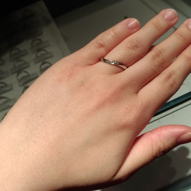 【銀座ダイヤモンドシライシの口コミ】 ウェーブラインのデザインで、真ん中に五石のメレダイヤモンドがあしらわ…