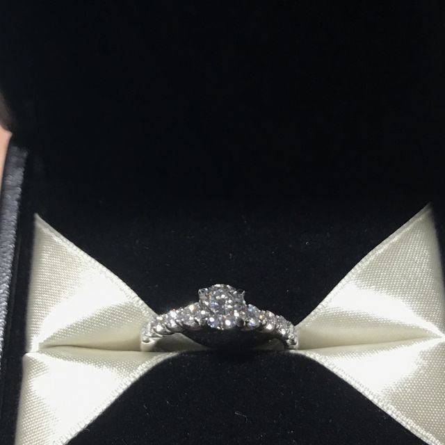 【エクセルコダイヤモンド(EXELCO DIAMOND)の口コミ】 デザインがとても気に入りました。
真ん中のダイヤだけでなく、周りもとて…