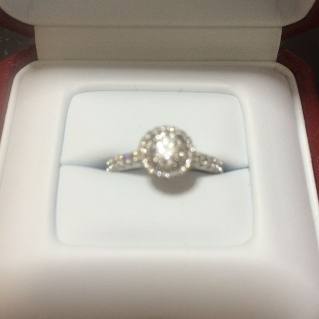 【カルティエ(Cartier)の口コミ】 カルティエで欲しかったので、その中から選びました。周りにダイヤが付い…