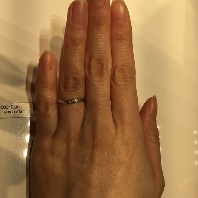 【4℃ BRIDAL(ヨンドシーブライダル)の口コミ】 細すぎずちょうど良い太さで、派手ではないけれど上品なデザイン、落ち着…