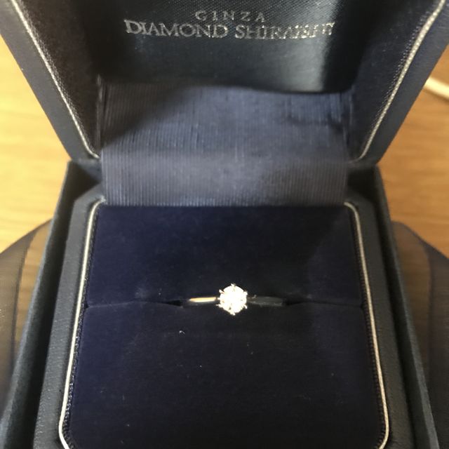【銀座ダイヤモンドシライシの口コミ】 婚約時に頂いた石を使って、シンプルだけど、
ストーリー性のあるデザイン…