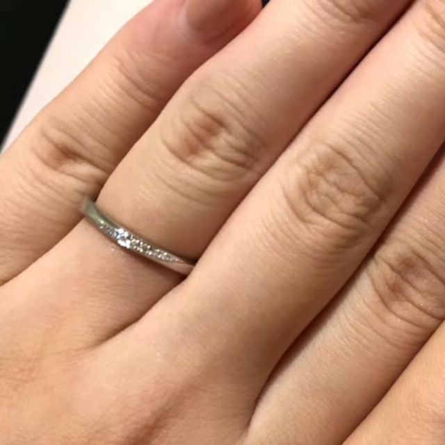 【4℃ BRIDAL(ヨンドシーブライダル)の口コミ】 ダイヤモンドが多く、かなりキラキラしてみえますが、大粒ではなく、細か…