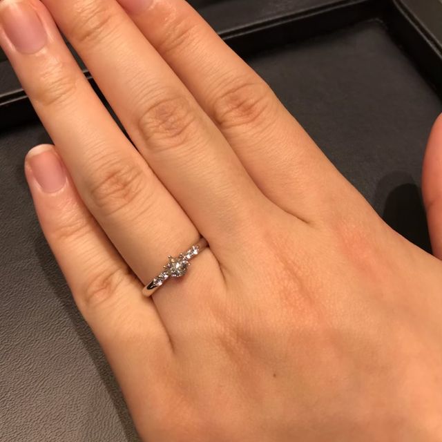 【アイプリモ(I-PRIMO)の口コミ】 王道の婚約指輪、かつ、ハーフエタニティで、豪華なリングです。見ている…