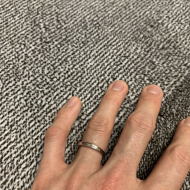 【銀座ダイヤモンドシライシの口コミ】 婚約指輪と同じシリーズだったので合わせてつけた時に形がピッタリと合っ…