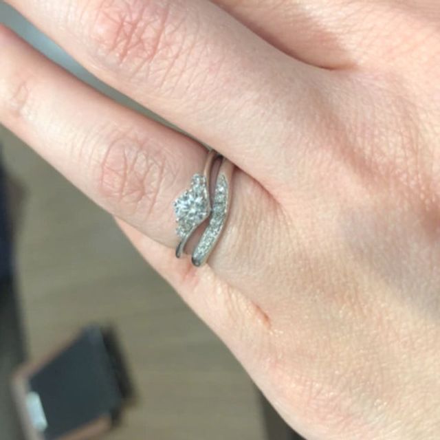 【ROYAL ASSCHER(ロイヤル・アッシャー)の口コミ】 指輪を重ねづけした際に綺麗に見える所が気に入っています。ダイヤモンド…