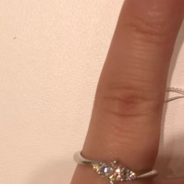 【STAR JEWELRY(スタージュエリー)の口コミ】 指輪のデザインが気に入りました。リングの太さも細めで丁度良く、ダイヤ…