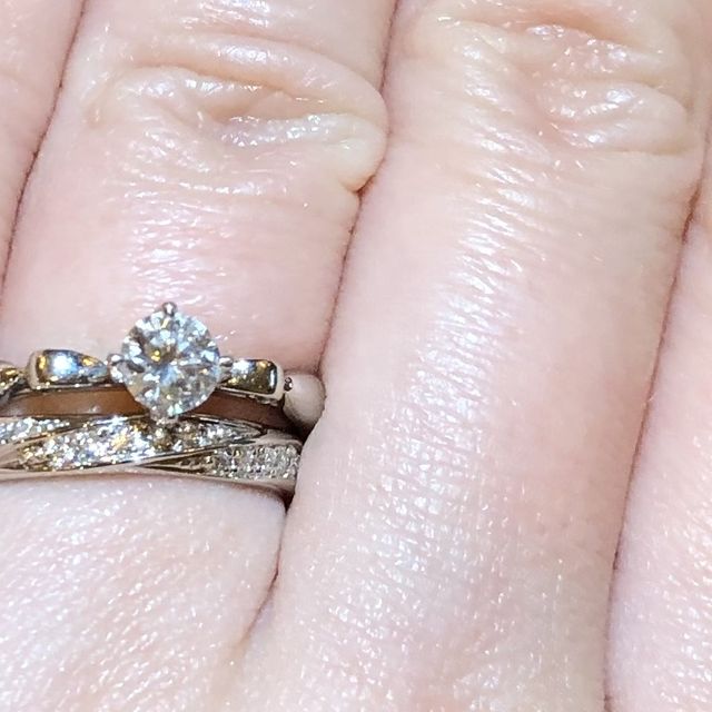 【ギンザタナカブライダル(GINZA TANAKA BRIDAL)の口コミ】 エンゲージリングがストレートタイプですが、
石座にリボンのデザインがあ…
