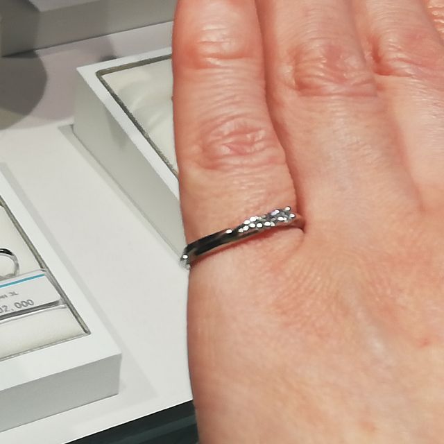 【銀座ダイヤモンドシライシの口コミ】 毎日つけるものなので、飽きのこないもの。またシンプル過ぎず、かつ華や…