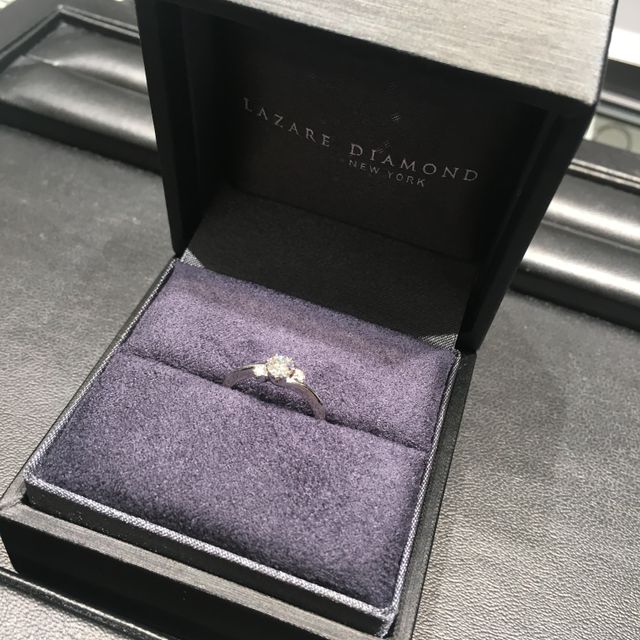 【ラザール ダイヤモンド(LAZARE DIAMOND)の口コミ】 緩やかなカーブと両側のメレダイヤのデザインが良いなと思い決めました。…