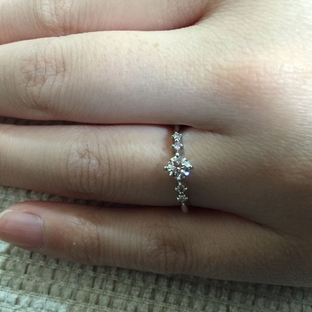 【アイプリモ(I-PRIMO)の口コミ】 センターダイヤモンドの両脇にちょうどいい大きさのピンクダイヤモンドが…