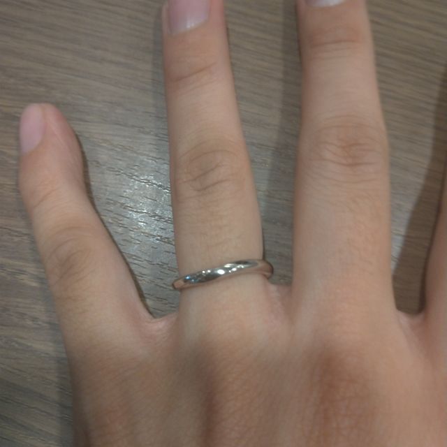 【銀座ダイヤモンドシライシの口コミ】 指輪のデザインはスターリーという種類で、曲線美が美しいと感じ購入を決…