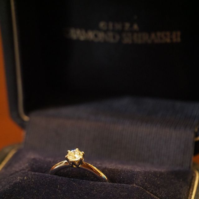 【銀座ダイヤモンドシライシの口コミ】 シンプルで王道デザインの婚約指輪に質の良いダイアモンドがつけられたこ…