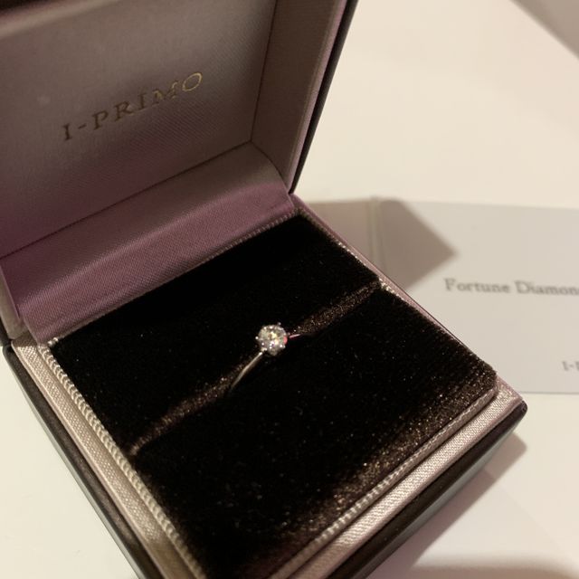 【アイプリモ(I-PRIMO)の口コミ】 彼がプロポーズにと選んでくれたものですが、
真ん中のダイヤ以外は全てカ…