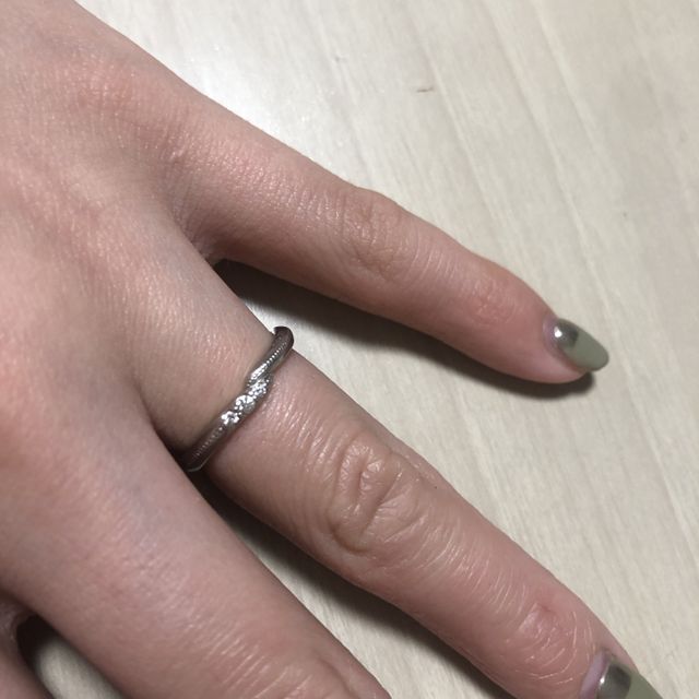 【エクセルコダイヤモンド(EXELCO DIAMOND)の口コミ】 過去、現在、未来を表す3連のダイヤモンドが美しく、職人さんの手打ちのミ…