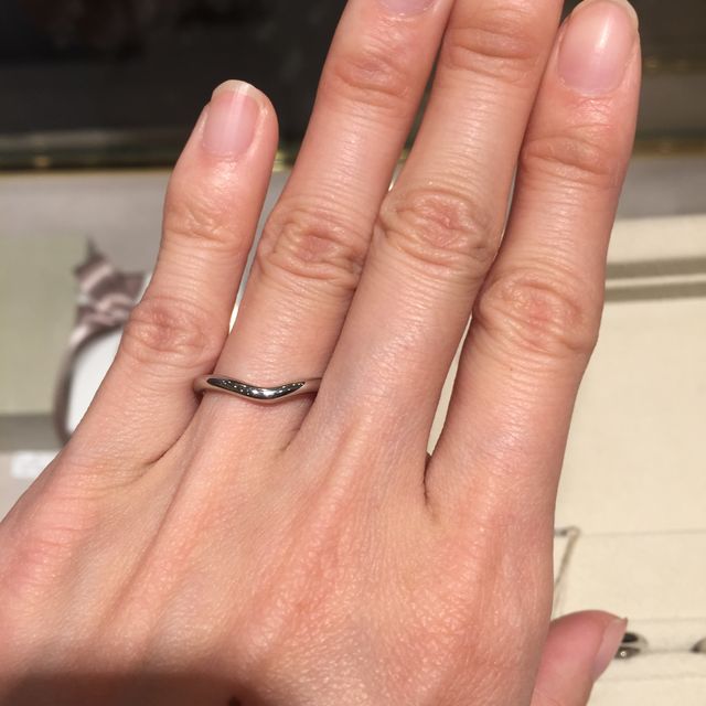 【Joie de treat.(ジョア・ドゥ・トリート)の口コミ】 V字デザインでシンプルだけど指にはめてみるとオシャレです。水かきがある…