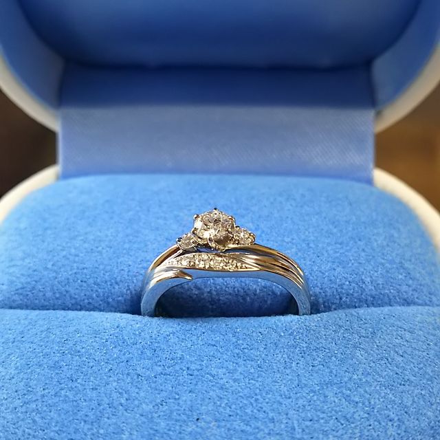 【銀座ダイヤモンドシライシの口コミ】 結構な数のリングを見せていただいたり、試着しましたが、選んだのは一番…