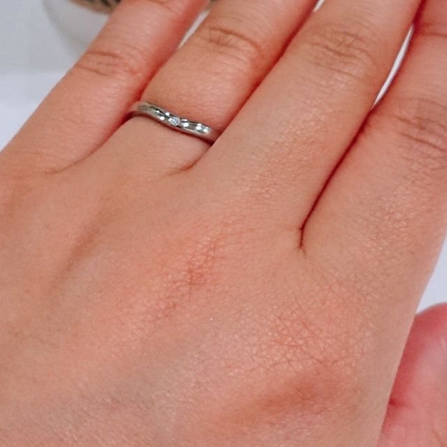 【カルティエ(Cartier)の口コミ】 お互いの仕事柄、なるべくシンプルなもので、
お互い指が短いので、カーブ…