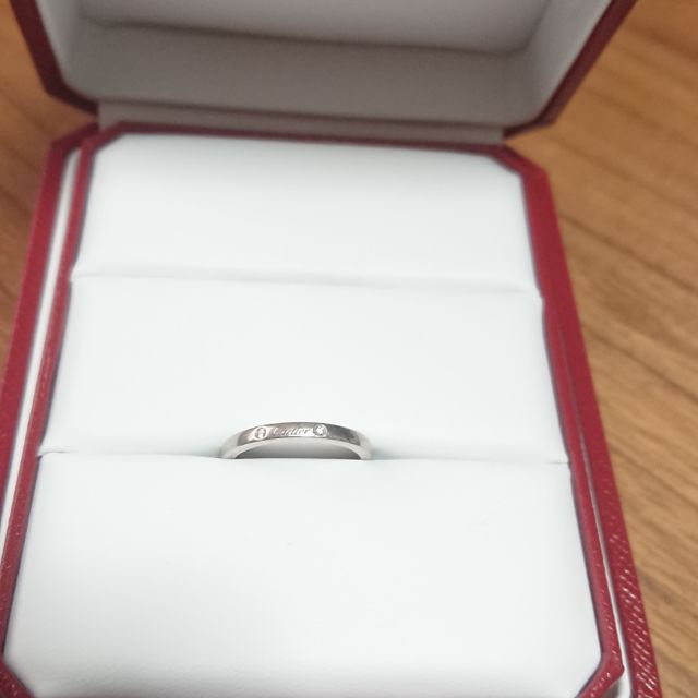 【カルティエ(Cartier)の口コミ】 お互いの仕事柄、なるべくシンプルなもので、
お互い指が短いので、カーブ…