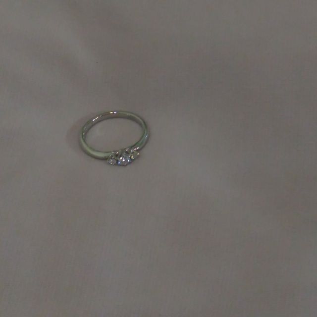 【4℃ BRIDAL(ヨンドシーブライダル)の口コミ】 この指輪の決め手は、シンプルだけどさりげなく輝く、洗練されたデザイン…