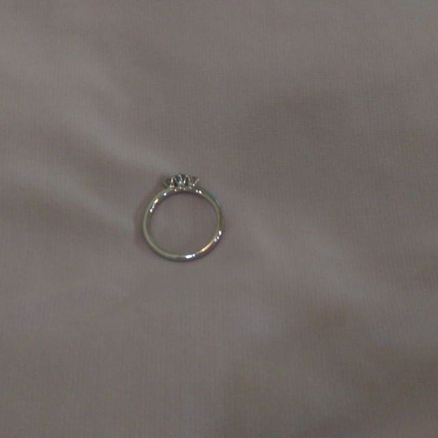 【4℃ BRIDAL(ヨンドシーブライダル)の口コミ】 この指輪の決め手は、シンプルだけどさりげなく輝く、洗練されたデザイン…